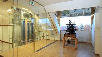 Předsálí s hodinovým vikýřem