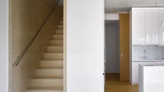 Pohled na kuchyň se schodištěm