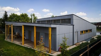 Pohled ze sousedního domu