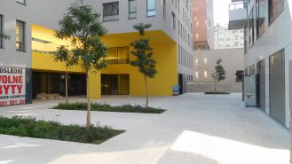 Piazza &ndash; pohled z ulice Lidická