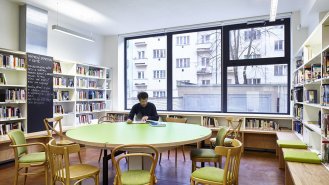 Studijní nika knihovny s výhledem do dvora vnitrobloku