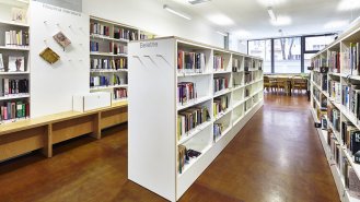 Volný výběr knihovny s průhledem do studijní niky a dvora vnitrobloku
