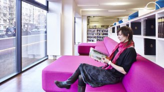 Pohovka čítárny knihovny je její vizuální značkou