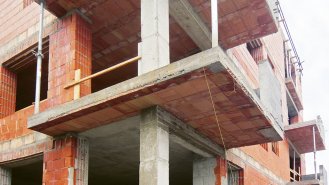 Obr. 8 Rohový balkon po betonáži