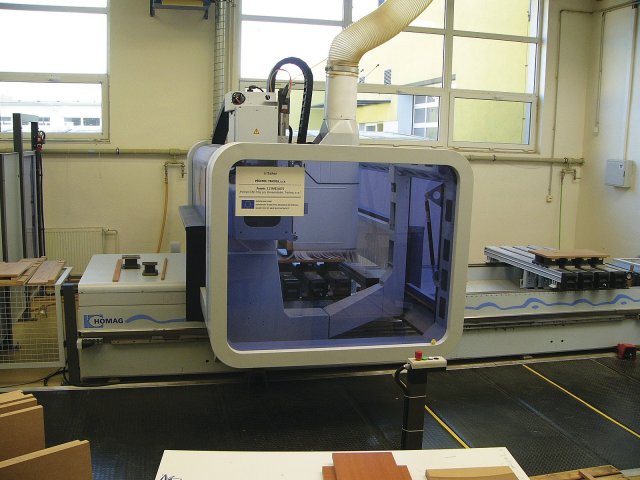 MDF deska je před samotným lakováním opracována přesným frézováním na CNC strojích