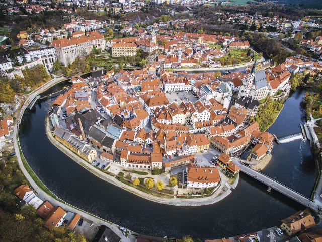 Střechy Českého Krumlova z ptačí perspektivy (zdroj: Shutterstock).