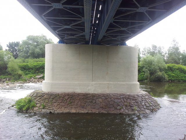 Sjednocení povrchu opravené podpěry mostu materiálem BETOSIL W