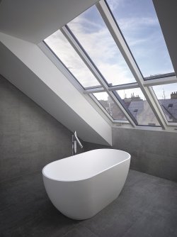 Ateliérové střešní okno dává koupelně prostor a jedinečnost. Solara HISTORIK, krása mezi střechami pro památkové zóny
