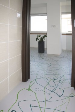 Výhodou lité podlahy ARTURO je i skutečnost, že se plynule a bez napojení vylíla též v navazujících
sociálních prostorách