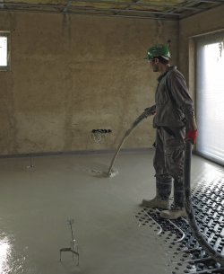 Samotné lití potěru je díky malému šnekovému čerpadlu a gumovým hadicím šetrné k již hotovým konstrukcím a povrchům a není fyzicky tolik náročné, jako
klečení při rozhrnování a hlazení zavlhlých potěrů