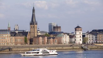 Pevná součást siluety města Düsseldorf a symbol města – zámecká věž. Svou exponovanou polohou na Rýně je silně vystavena působení povětrnostních podmínek (foto Mikhail Markovskiy, Shutterstock)