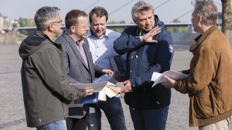 Dohoda v týmu: Pracovník externích služeb i rmy Caparol Jens Erdmann (zleva doprava), Sven Mezer, provozní vedoucí firmy Wenkemann, pracovník externích služeb firmy Caparol Alexander Fassbender, produktový manažer značky Histolith Hans Metzger a vedoucí prodeje Caparol Dietmar Ziepser