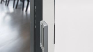Skrytý závěsný systém Tectus Glass dodává dveřím maximálně transparentní a elegantní vzhled