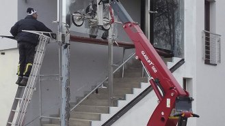 Instalace zasklení kolem schodiště v Sedmpánech