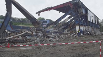 Demolice hlavní tribuny stadionu na Bazalech