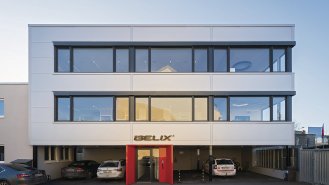 Čelní pohled na administrativní budovu firmy Belix dokazuje spojení funkčnosti objektu s estetičností