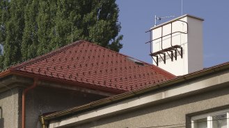 U větších objektů se na střechy umisťují
i kominické lávky se zábradlím