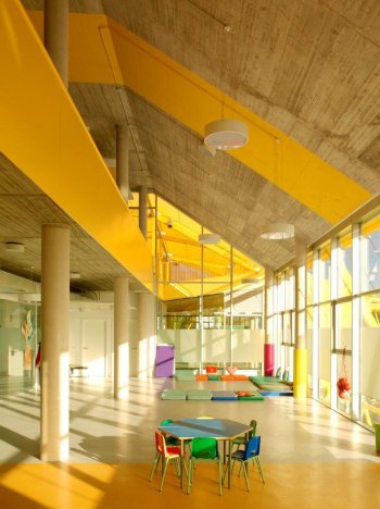 Ecopolis Plaza vyznačuje architektonickým konceptem, který umožňuje veřejnosti nenásilně se seznamovat s inovativními energetickými technologiemi. Děti na škole studující jsou vychovávány k odpovědnosti v oblasti výroby i spotřeby energií. (Zdroj: ecosistema urbano)