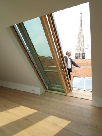 Pohodlný přístup na chytře řešený střešní balkon ve Vídni.
