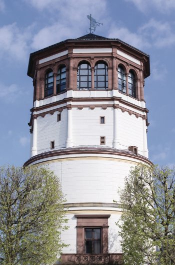 Pro obyvatele Düsseldorfu je zámecká věž
mimořádnou stavbou, protože je jediným zbytkem bývalého rezidenčního zámku. Ve věži je v současné době umístěno muzeum lodní plavby města a v nejvyšším patře kavárna s báječným výhledem.