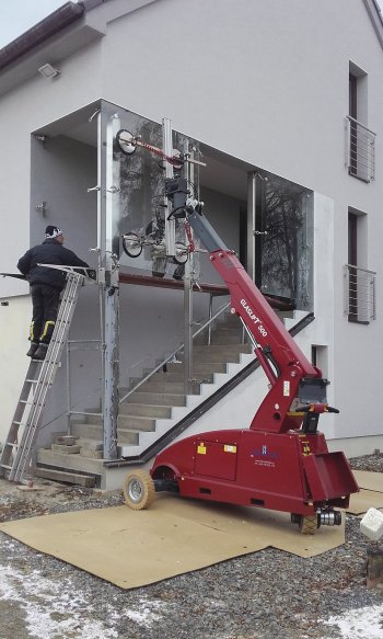 Instalace zasklení kolem schodiště v Sedmpánech