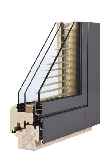 Dřevohliníkové okno s integrovanou žaluzií
spojuje výhody dřeva s bezúdržbovostí a estetikou hliníku.