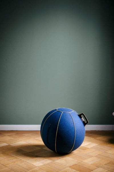 Plstí čalouněný balanční balon VLUV je vhodný jak do domácnosti, tak do kanceláře. (Zdroj: www.amber-interier.cz)