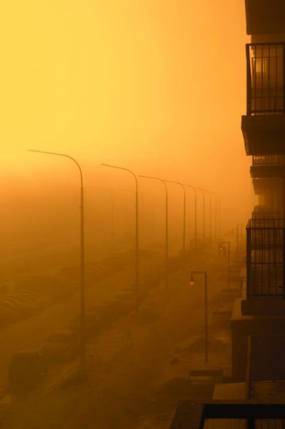 Radiační mlha ve městě vzniká především na podzim za jasných a bezvětrných nocí, kdy se přes den zahřátý povrch rychle ochlazuje. (Autor: Alekseykolotvin, Shutterstock)