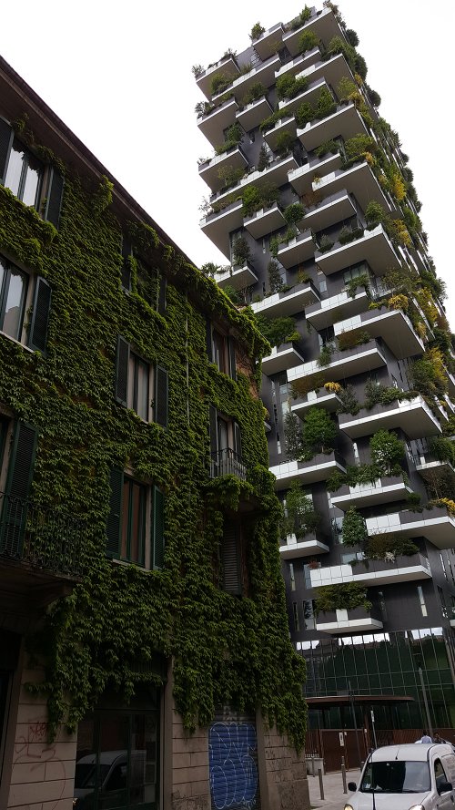 Obě věže jsou nyní dominantou milánské čtvrti Giardini di Porta Nuova. (autor: Miroslava Vaňharová)