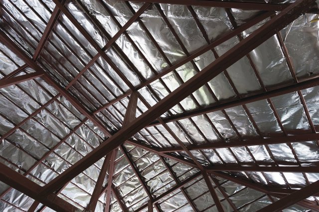 Rexlexní fólie pod sluncem rozpálenou střechou se sice může zahřát, ale míří-li do podkroví, sálá
sem cca desetinu tepla, než sálá střešní krytina. Zdroj: Shutterstock.