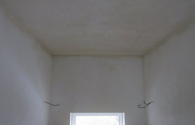 Obr.: Schodiště se stropními sálavými panely před malováním