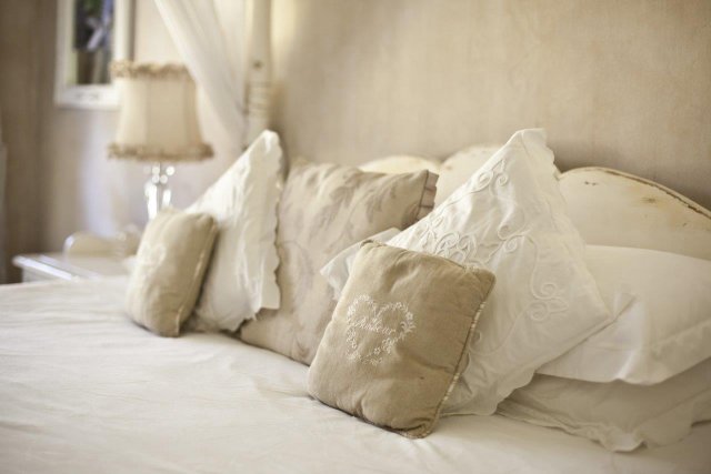 Na postel navrstvěte polštáře a pokrývky různých tvarů a materiálů, od bavlny a kožešinu až po satén. [1] Zdroj: www.shutterstock.com,  brodtcast
