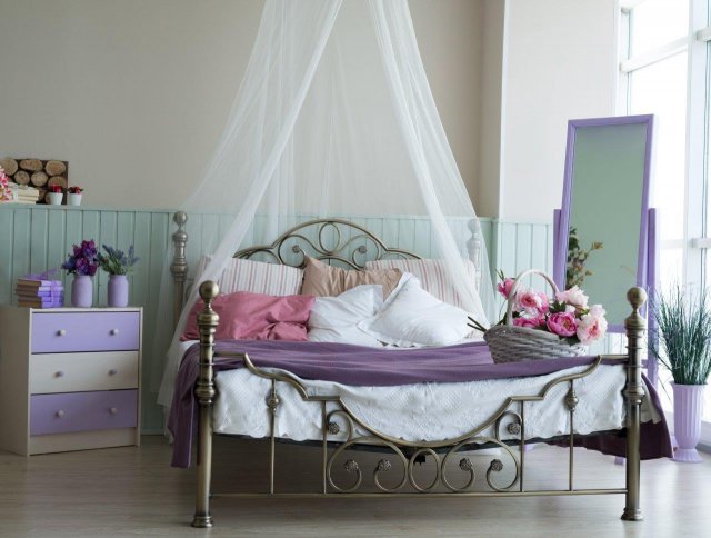 Dopřejte si spánek v dřevěné rustikální posteli s nebesy.   [1] Zdroj: www.shutterstock.com, Mirexon