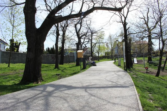 V parku Gaštanica v Bratislavě byl realizován ZAPA vodopropustný beton. Voda tedy neodtéká z parku pryč, ale zůstává v místě. Umístěné vsakovací jámy pak postupně uvolňují vodu do půdy či ke kořenům stromů. To zabraňuje erozi