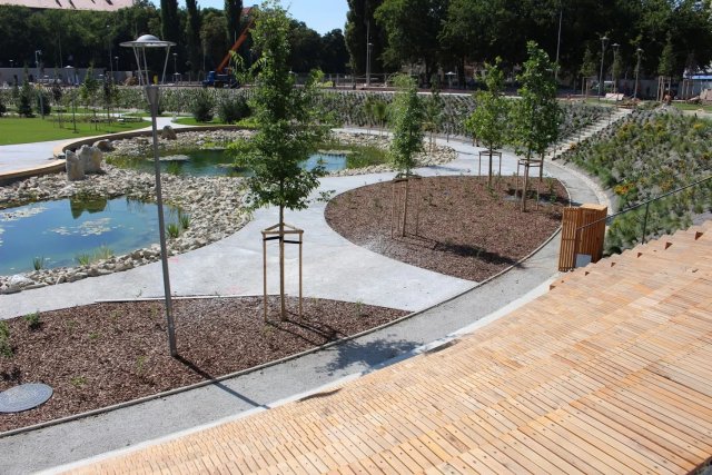 Pro chodníky v parku Jama v Bratislavě byl zvolen drenážní beton ZAPA drop, který propouští dešťovou vodu. Ta je dále pomocí drenážního potrubí odváděna do jezírka, které slouží k zavlažování zeleně celého areálu