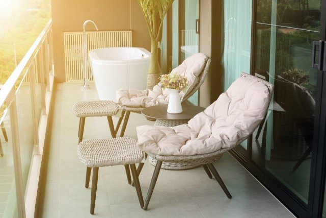 Značně pohodlné posezení ve spojení s ultramoderní vanou, místo jako stvořené k relaxaci. (zdroj: isarescheewin, Shutterstock)