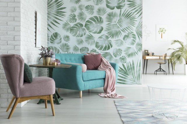 Tapety změní váš obývací pokoj k nepoznání. „In“ jsou pro sezónu léto-podzim 2018 motivy palmových listů a tropických květů, troufnete si na ně? (Foto: Photographee.eu, Shutterstock)