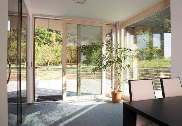 Dřevohliníkové posuvné okenní HS Portály jsou ideálním řešením v případě velkých prosklených ploch. Kombinace dřeva a hliníku zajišťuje jak tvarovou stabilitu, tak ochranu materiálu. Zdroj: Window Holding, a. s. (Vekra)