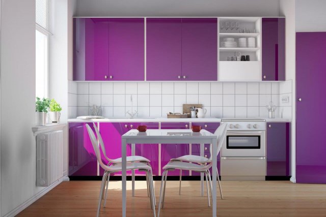 Fialové odstíny jsou v kuchyni velmi moderní. (Zdroj: Fialové odstíny jsou v kuchyni velmi moderní. , Shutterstock). 