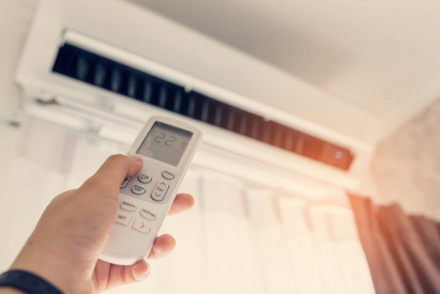 Funkce ventilace nenavyšuje nijak podstatně spotřebu elektrické energie. Pokud pak dojde k vypnutí chladicí funkce a ventilátory pracují pouze v režimu větrání, je oproti kompresoru odebíráno skutečně jen minimum energie. (Autor : Butsaya, Shutterstock)