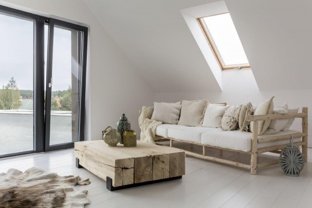 V přímořském interiéru by nemělo chybět dřevo a světlé barvy, které využívá mimo jiné i skandinávský styl (Zdroj: Photographee.eu, Shutterstock)