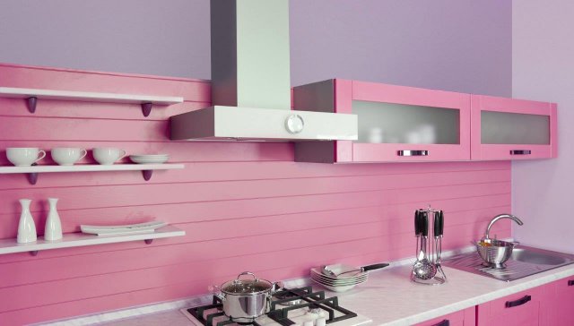 V posledních letech přišly do módy kuchyňské úložné prostory a spotřebiče v pastelových barvách, růžová je jednoznačně mezi nimi. Troufnete si na ně? (Zdroj: www.shutterstock.com, Anna G)