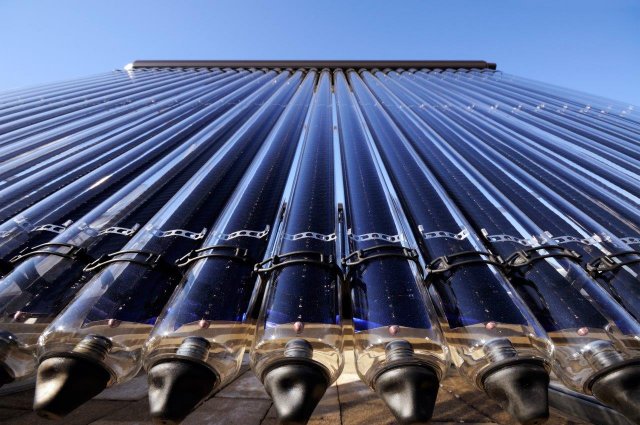 Detail trubicových solárních kolektorů. (zdroj: Jorge Salcedo, Shutterstock)