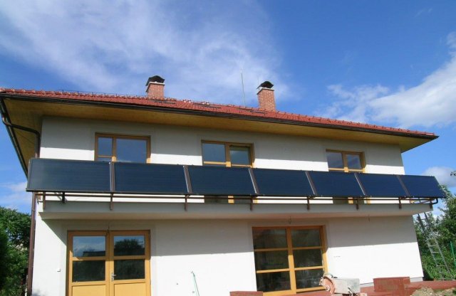 Solární system na přípravu TUV s přitápěním. Realizováno společností JH Solar s. r. o., výrobcem kolektorů je přední evropský slovenský výrobce, společnost ThermoSolar Žiar, s. r. o.