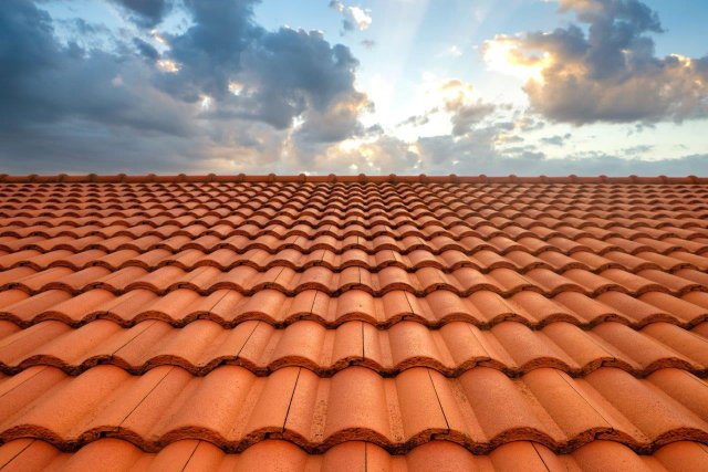 I střecha potřebuje provětrávat. Střešní ventilační mezera je ponechávána mezi krytinou a pojistnou hydroizolací. Krytina musí obsahovat větrací průduchy. (Autor: MSPT, Shutterstock)