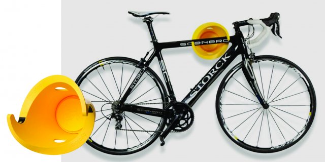 Závěsný držák kola Cyclos Solo je možné pořídit v několika barevných odstínech. Jeho přidanou hodnotou je moderní vzhled a víceúčelovost. (Zdroj : www.buydesign.cz)