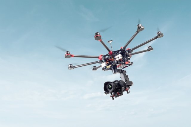 Drony plní ve fotogrammetrii funkci nosičů snímacích zařízení. Jsou nasazovány jak v exteriérech, tak uvnitř objektů. (Zdroj: LALS STOCK, Shutterstock)