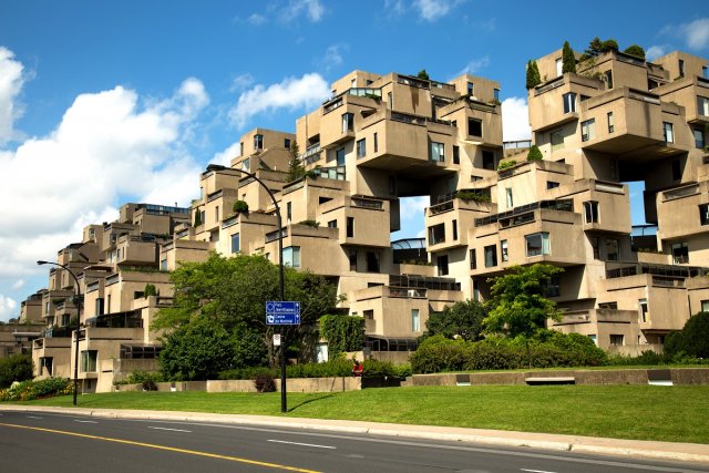 Obytný komplex vytvořený z 354 identických, prefabrikovaných betonových modulů, se nachází v Montrealu v Kanadě. (Zdroj: Pinkcandy, Shutterstock)