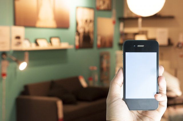 Jedním z hlavních současných trendů je ovládání osvětlení skrz aplikaci chytrého telefonu. Kromě dálkového zapínání či vypínání světel může uživatel využít i funkci stmívání. Autor : FreelySky, Shutterstock.
