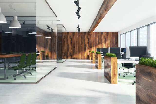 Kancelář s dostatečným průnikem přirozeného světla je místem, které pozitivně působí na náladu a aktivitu pracovníků. Jeho kvalita je umělým osvětlením nahrazována velmi těžce. Autor : ImageFlow, Shutterstock.